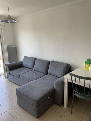 In a condominium residence, on the second floor, apartment T2, sold rented for a rent excluding charges of 346.61 € / month + rental charges of 28 € / month or 374.61 € / month charges included, including: An entrance, presence of a smoke detector, a...