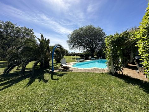 Exceptional property by its geographical location in the popular town of Saleilles in the immediate vicinity of Perpignan and 15min from the coast. Built on a park of 8724m2 overlooking the Canigou, the house develops 300m2 spread over 2 levels inclu...