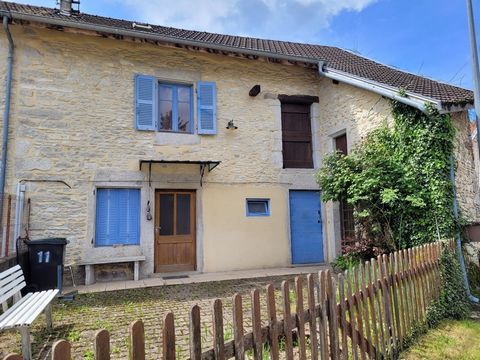 For sale in a quiet area of Montalieu-Vercieu: A semi-detached village house on one side of about 70 m2 of living space consisting of a kitchen / living room, 2 bedrooms upstairs including a crossing and a converted attic. Adjoining the house a works...
