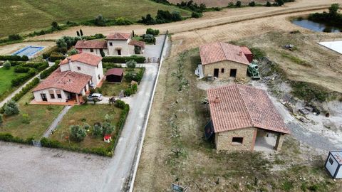 Probably the last opportunity to purchase a new build in Volterra thanks to this beautifully situated property. It is located at the upper end of a small group of houses consisting of just a few units and is perfectly screened off from the other deta...