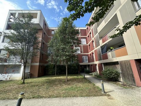 EN EXCLUSIVITE Situé chemin de la Flambère - Toulouse Purpan. Au calme. Dans une résidence récente, situé au second étage, T1 de 25 m2 composé d’une pièce de vie de 18 m2 donnant sur cour intérieure, Salle d’eau avec toilettes de 4.2 m2. Une place de...