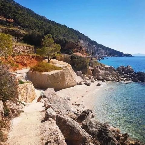 ¡Bienvenido a su pedazo de paraíso privado en la parte sur de la isla de Hvar! Esta exquisita villa dálmata, ubicada a solo 10 metros del cristalino mar Adriático, ofrece una experiencia de vida inigualable que combina lujo, encanto y tranquilidad me...