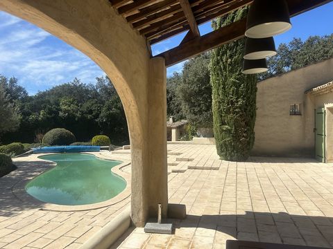 A 5 km d'Uzès dans un village prisé, l'agence Sindy Micots Immobilier Uzès vous propose cette villa de 225 m2 sur son terrain clos arboré et paysagé de 1700 m2 avec piscine. Une large entrée dessert un séjour avec cheminée de près de 80m2 bénéficiant...