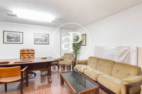 Excellent opportunity to buy an office to reform in the center of Valencia. Located in a representative and exclusive office building, in the economic and financial center of València. The current state of the office is with a distribution of 153m² i...