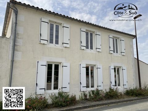 Proche commodités, charmante maison charentaise à rénover comprenant : entrée, cuisine avec cheminée, pièce de vie avec cheminée, salle d'eau + WC. A l'étage : un palier dessert 3 grandes chambres. Le tout sur un beau terrain clos de 798 m2 avec gara...