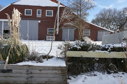 Unsere Ferienwohnung „ONNIE“ – bietet auf ca.120m2 viel Platz zum Urlauben auf unserem Ferienhof. Der Küchen-/Wohn-/ Essbereich ist hell, offen und weitläufig gehalten. Das Badezimmer mit Dusche und Badewanne befindet sich angrenzend zum Wohnbereich....