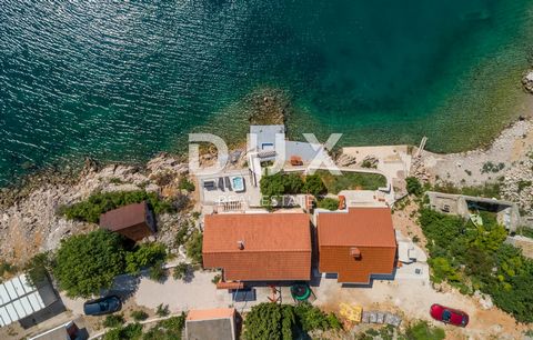 Location: Ličko-senjska županija, Karlobag, Lukovo Šugarje. KARLOBAG (dintorni) - Bella e antica casa a 1° dal mare! Questa bella casa si trova ai piedi del Velebit, proprio accanto al mare. La casa dispone di due unità abitative, ciascuna su un prop...