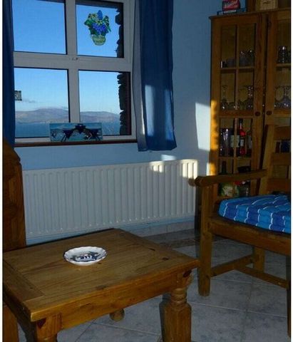 Groot pand met een fantastisch uitzicht over Dingle Bay. Een open haard in de woonkamer zorgt, naast de centrale verwarming, voor gezellige warmte. Direct hieraan verbonden is de goed uitgeruste keuken met een grote eettafel voor een heerlijk Iers on...