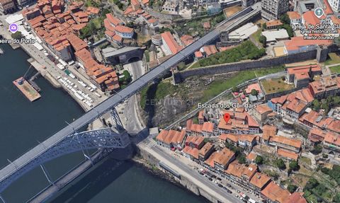 Cet appartement T1 de 39m² est situé dans les emblématiques Escadas dos Guindais, l'un des quartiers les plus privilégiés et historiques de Porto. Situé en plein cur de la ville, le bien se trouve entre la partie haute et le quartier de la Ribeira, à...