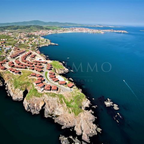 LUXIMMO FINEST ESTATES: ... Regálate una casa junto al mar en un complejo vacacional inigualable en Bulgaria: ¡Sozopolis! Presentamos una casa doble en venta, en un complejo notable en la orilla del mar, en el cabo Kolokita, con una infraestructura i...