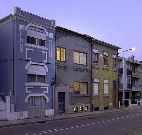 Moradia T4 Exuberante em Paranhos, Porto – O Refúgio Urbano dos Seus Sonhos Bem-vindo à sua futura casa!  Esta deslumbrante moradia T4, situada na prestigiada Rua Monsanto em Paranhos, Porto, é o epítome do luxo e funcionalidade.  Com um design conte...