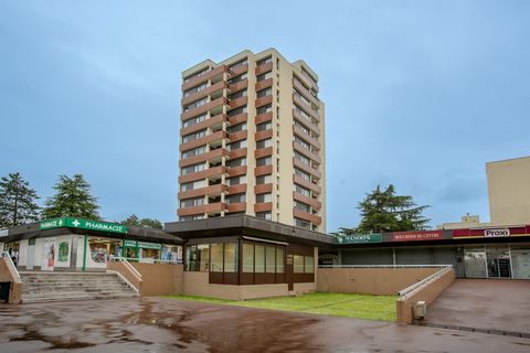 Au PLESSIS BOUCHARD, grand studio comprenant entrée, une pièce principale avec un coin nuit, une cuisine, un dressing et une salle de bains avec WC. Une place de parking en sous-sol complète ce bien. A visiter rapidement !!Il se situe proche des prox...