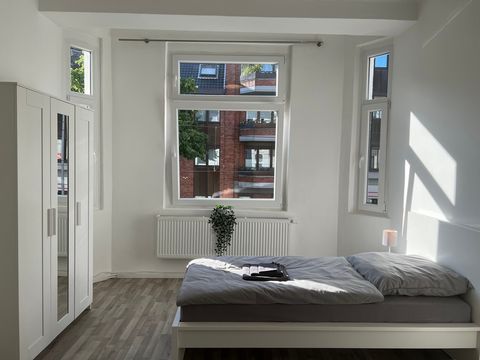 Diese voll möblierte 3-Zimmer-Wohnung befindet sich in einer der besten Lagen im Zentrum von Essen und bietet Platz für bis zu 6 Personen. Mit ihrer stilvollen Einrichtung und durchdachten Ausstattung ist sie ideal für Familien, Gruppen oder Geschäft...