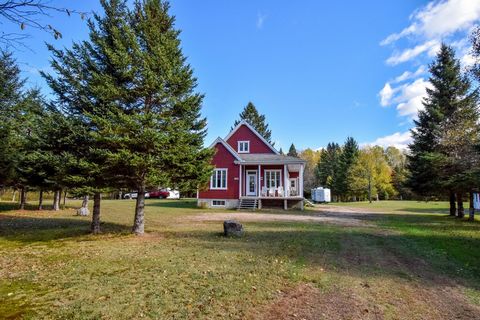 Vous aurez un coup de coeur assuré avec cette charmante propriété bordée par la rivière de la Petite Nation et son vaste terrain de 75 acres, parsemé de sentiers. Elle comprend 3 chambres à coucher, 2 s/bains, un solarium lumineux et la possibilité d...