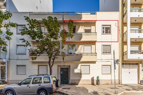 It's right in the centre of the fishing and charismatic town of Olhão, a land of the Ria and the Sea full of flavours and tradition, that you'll find this spacious and bright flat. Olhão stands out from other tourist towns for its authenticity. Its e...