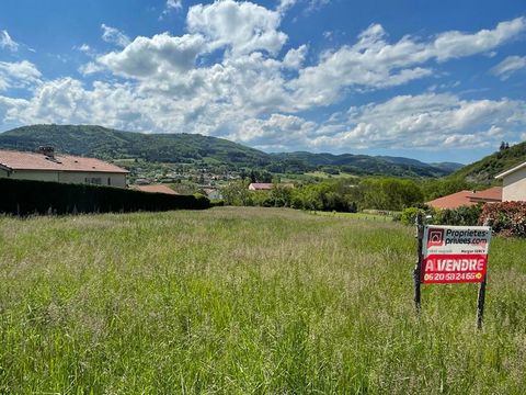 Leigneux. 15 minutes de Montbrison. 15 minutes de l'autoroute de Feurs. Terrain constructible avec une légère pente, sur 2480 m2 environ, avec une superbe vue sur les Monts du Forez. Viabilités en bordure. Les informations sur les risques auxquels ce...