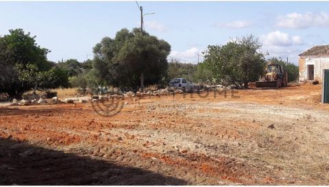 Excellent land with ruin, located in a quiet area of São Clemente in Loulé, just minutes from all services and amenities. This land has a total area of 1,333 m2 and a ruin of 100 m2, although there is the possibility of building up to 300 m2. Due to ...