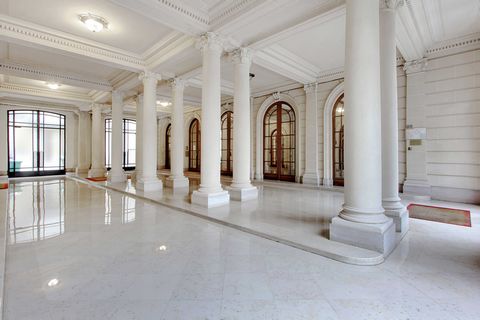 Checkmyguest bietet Ihnen ein gemütliches, einladendes 20 m² großes Apartment im 6. Stock eines prestigeträchtigen Gebäudes im gehobenen Viertel Chaillot. Dieses Juwel des 16. Arrondissements verfügt über ein sorgfältig eingerichtetes Schlafzimmer un...