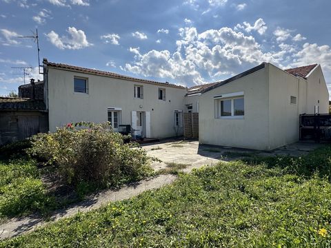 VENTE A TERME - LIBRE - Située à Tonnay-Charente, sur une parcelle de terrain d'environ 1000 m2, maison de 166 m2 divisée en trois logements : - Premier logement : appartement T2 bis d'environ 61 m2 comprenant au rez de chaussée séjour/cuisine et à l...