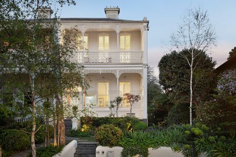 Magníficamente ocupando una posición elevada muy lejos de la calle detrás de gloriosos jardines, esta emblemática residencia victoriana con balcón conserva toda la grandeza y la elegancia de la época, al tiempo que proporciona el estilo contemporáneo...