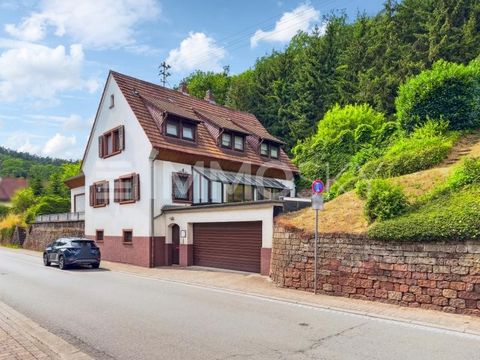 À vendre est une maison bifamiliale avec des options de conception individuelles : La maison a 2 étages complets, y compris un ancien cabinet dentaire au 1er étage, qui a toutes les connexions et pièces pour la reprise. Depuis le rez-de-chaussée, vou...