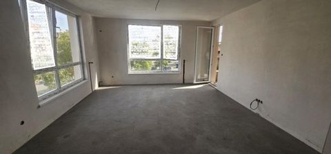 Te koop is een appartement, nieuwe bakstenen constructie in afgewerkte vorm, voor akte 16, in de wijk Vazrozhdantsi, in het gebied van de Honderdste Blokken. Het appartement heeft een totale oppervlakte van 74 m². En er is een inkomhal, een woonkamer...