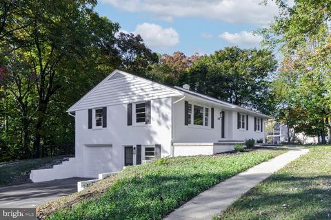 Découvrez cette maison unifamiliale magnifiquement rénovée à Churchville, dans le Maryland, avec cinq chambres spacieuses et trois salles de bains complètes. Le cœur de la maison est sa vaste cuisine, avec de nombreuses armoires, de superbes comptoir...