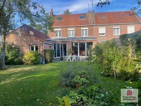 Nous vous invitons à venir découvrir cette charmante maison de famille de 166 m2 (200m2 au sol), située au coeur de Marcq en Baroeul, à deux pas de la mairie et de l'arrêt de tram le Quesne ». Établie au sein d'un quartier calme et résidentiel, la ma...