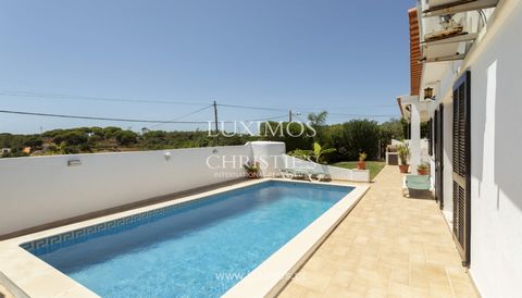 Villa de 3 dormitorios con piscina , en venta , Almancil , Algarve . Este chalet situado en el campo tiene una gran terraza junto a la piscina para disfrutar del entorno exterior. Propiedad ideal para quienes buscan la tranquilidad del campo sin esta...