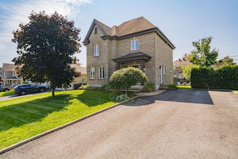 Secteur de choix à 2 km du pont de QC, coup de coeur assuré!! IMPECCABLE unifamiliale tout en brique située dans un SECTEUR PAISIBLE! Ce magnifique et lumineux cottage est parfait pour une famille recherchant confort, qualité et modernité. Il vous of...