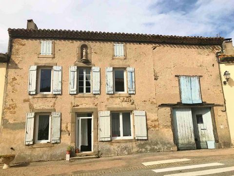 In der Montagne Noire, nur 20 Minuten von Castelnaudary entfernt, liegt dieses charmante Dorfhaus aus Stein mit großem Potenzial, einer geräumigen Garage und einem weitläufigen Garten. Das Haus ist beidseitig angebaut und bietet derzeit etwa 118 m² W...