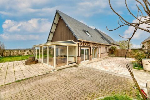 Casa completamente ristrutturata nel 2006. Si compone di un soggiorno aperto sulla cucina e sulla sua veranda esposta a sud. Una camera da letto con doccia, ufficio, servizi igienici completano il piano terra. Al piano superiore, tre camere da letto,...