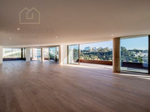 Apartamento único T3 com varanda 93m2 para comprar nas margens do Rio Douro com vistas de rio e mar inalteráveis - Centro do Porto. Apresentamos um belíssimo e exclusivo apartamento de 3 quartos localizado nas margens do Rio Douro, na vibrante cidade...