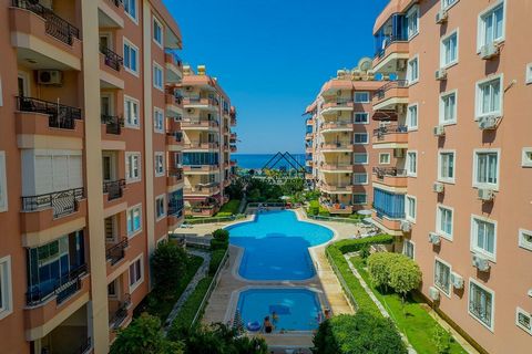 KOOPJE AAN ZEE MET INVESTERINGSPOTENTIEEL TE KOOP IN MAHMUTLAR/ALANYA!     Dit charmante appartement in de 1e zeelijn van Mahmutlar biedt u een zeldzame kans om een uitstekende investering te doen. Met een woonoppervlak van 115 m² op de 1e verdieping...