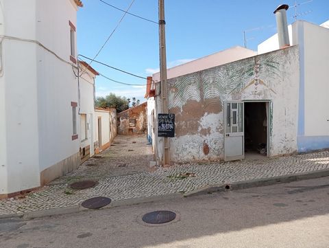 KANS GELIJKVLOERS HUIS VOOR RENOVATIE Ontdek dit charmante gelijkvloerse huis dat volledig moet worden gerenoveerd, gelegen in het hart van Mexilhoeira Grande, een van de meest vredige en authentieke parochies in de Algarve. Met een oppervlakte van 1...