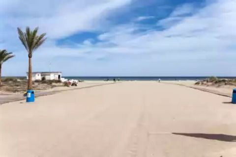 Weniger als 10 Gehminuten trennen dieses tolle Apartment vom wunderschönen Strand von Gandia. Nachdem Sie ein köstliches Frühstück auf der privaten Terrasse genossen haben, können Sie sich auf den Weg zum feinen, goldenen Sand machen. Stellen Sie sic...