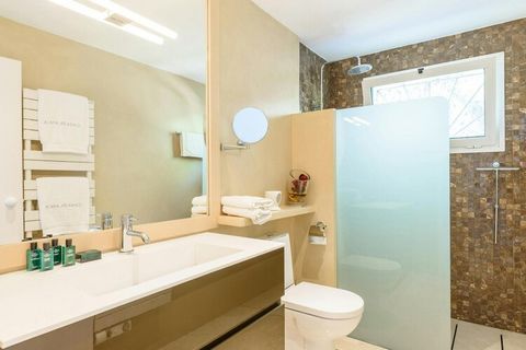 Cette superbe villa offre un refuge luxueux pouvant accueillir jusqu'à huit personnes dans quatre chambres doubles spacieuses avec salle de bains privative. Conçue à la fois pour le confort et l'élégance, la propriété dispose d'espaces de vie ouverts...