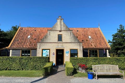 Dit vrijstaande chalet ligt op een vakantiepark aan de Waddenzee, dat maakt deze accommodatie zeer geschikt om als uitvalsbasis te gebruiken en Noord-Holland te ontdekken. Het chalet is modern en sfeervol ingericht, met een luxe hoekbank en een comfo...