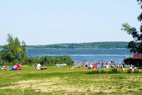 Vrijstaand vakantiehuis - sommige met uitzicht op het meer - op slechts 200 meter van de grote Plauer See. Het gesloten terrein van 2500 vierkante meter (300 vierkante meter voor eenpersoonsgebruik) bevindt zich in een vakantiehuisgebied. Het is slec...