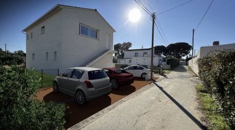 Vend sur la commune de Prunelli di Fiumorbo, une construction en R+1 composée de deux T3, chacun disposant d’un jardin clôturé et de places de parking devant le bâtiment. au rez-de-chaussée un T3 de 67 m2 avec terrasse et jardin de 170m2, places de p...