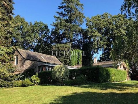 Located just 5 minutes from the charming historical town of Pont-Scorff, this elegant stone manor house, dating back to 1900 and fully renovated, offers 175 m² of living space set on a beautiful wooded park of 3,325 m². Nestled in a peaceful haven, w...