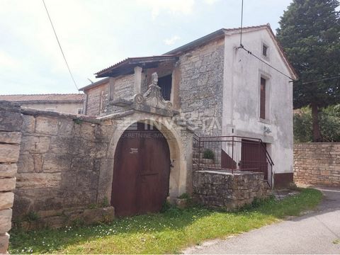 Location: Istarska županija, Tinjan, Tinjan. Zwei autochthone istrische Häuser zum Verkauf in der historischen Stadt Tinjan, 20 km von Poreč entfernt. Das Anwesen besteht aus zwei Häusern mit jeweils eigenem Garten, die miteinander verbunden sind und...