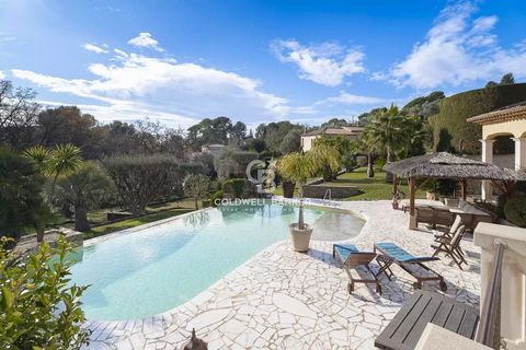 Located at the border of Mougins and Le Cannet, beautiful villa for sale built in 2004, consisting of 7 main rooms with a gross floor area of 378 m². It features a large living-dining area with a surface area of 82 m² facing south, a fitted and equip...