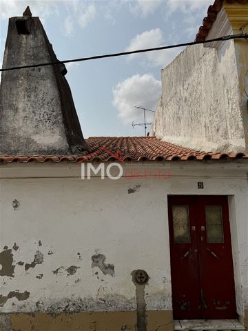 Building in Alagoa, for refurbishment, a quiet and safe area, with easy access to the main points of the village and surrounded by the beauty of the region, quiet residential neighborhood, ideal for families, Contact us for more information or to sch...