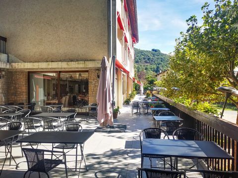 Valgorge, in het hart van het Regionale Natuurpark van de Monts d'Ardèche, tussen Aubenas, Alès en Le Puy-en-Velay, bieden wij u dit 3-sterrenhotel met restaurant (muren en achterkant) in een prachtig park van een hectare met een bron. We spreken Eng...