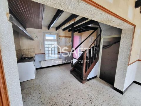 Idéal premier achat ou investisseur, maison de ville proche commerces et écoles à conforter. Le bien comprend une cuisine ouverte sur le séjour, une salle de bain avec wc séparés, une cave et une cour intérieure A l'étage 2 grandes chambres. Place de...