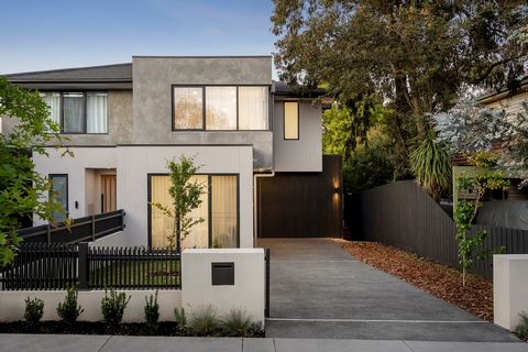 Eersteklas in design, luxueus in inrichting en geavanceerd in stijl, deze gloednieuwe residentie is de belichaming van uitmuntendheid. Briljant ontworpen met nauwgezette aandacht voor detail, houten vloeren, hoge plafonds en natuurlijk licht dat moei...