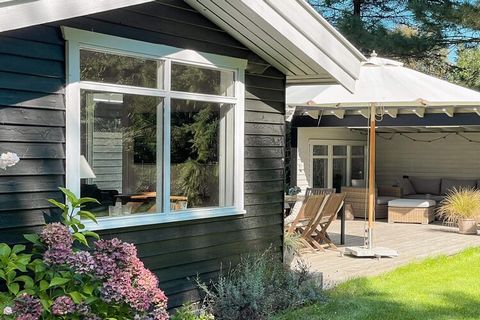 Wohnliches Ferienhaus in guter Lage für einen erholsamen Familienurlaub. Liegt auf einem großen, gut abgeschirmten Rasengrundstück, nicht weit von Strand, Einkauf und Restaurant, was alles zu Fuß erreichbar ist. Offener Küchen-/Wohnbereich mit Ess- u...