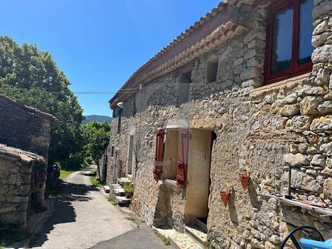 REGION NYONS Entdecken Sie dieses teilweise restaurierte Bauernhaus aus Stein aus dem Jahr 1820 auf einem Grundstück von 2,4 Hektar und ca. 145 m² Nebengebäuden. Lassen Sie sich von der schönen Aussicht auf das Tal und den Teich verführen. Dieses Bau...