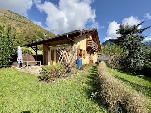 Arolla Immobilier offers you this magnificent house for sale, located in a sought-after and green area of Bourg-Saint-Maurice. Nestled in a peaceful setting, this property benefits from a south-facing exposure, providing optimal sunlight throughout t...